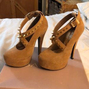 Bakers Shoes. Tan platform/heel.